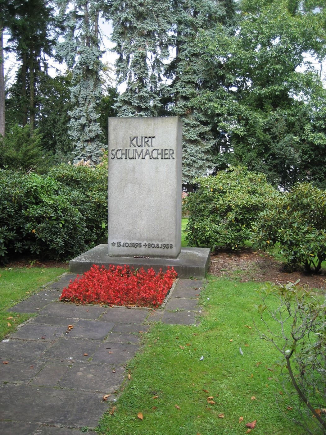 Grabstätte von Kurt Schumacher auf Stadtfriedhof Ricklingen